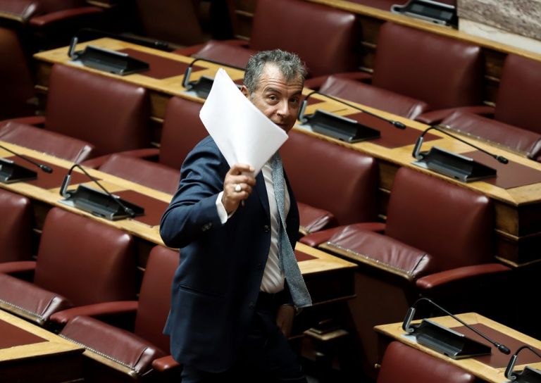 Θεοδωράκης: Αποχαιρετώ πολιτικά ηττημένος (vid)