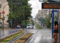 Μπουρίνι στην Αθήνα: “Ποτάμια” οι δρόμοι στα Νότια Προάστια