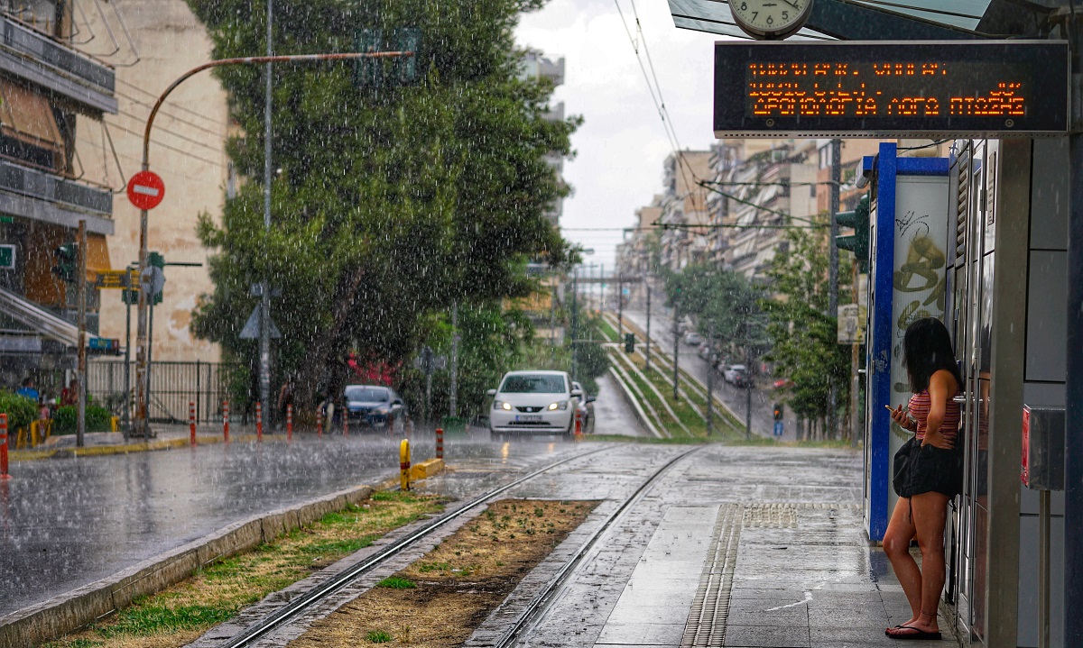Μπουρίνι στην Αθήνα: “Ποτάμια” οι δρόμοι στα Νότια Προάστια