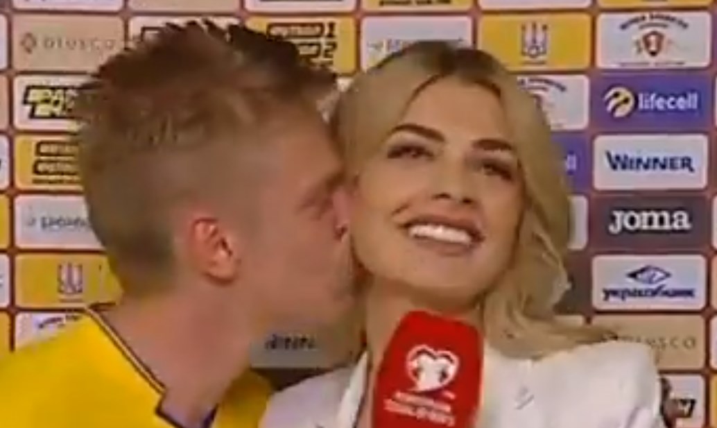 Ουκρανία: Το on air φιλί ποδοσφαιριστή σε ξανθιά ρεπόρτερ (vid)