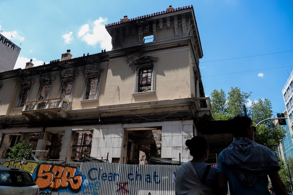 Σεισμός Τώρα: Κατέρρευσε ακατοίκητο σπίτι στην Ερμού
