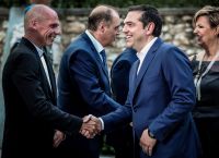 Τσίπρας – Βαρουφάκης: Η αμήχανη χειραψία στο Προεδρικό Μέγαρο (pics&vid)