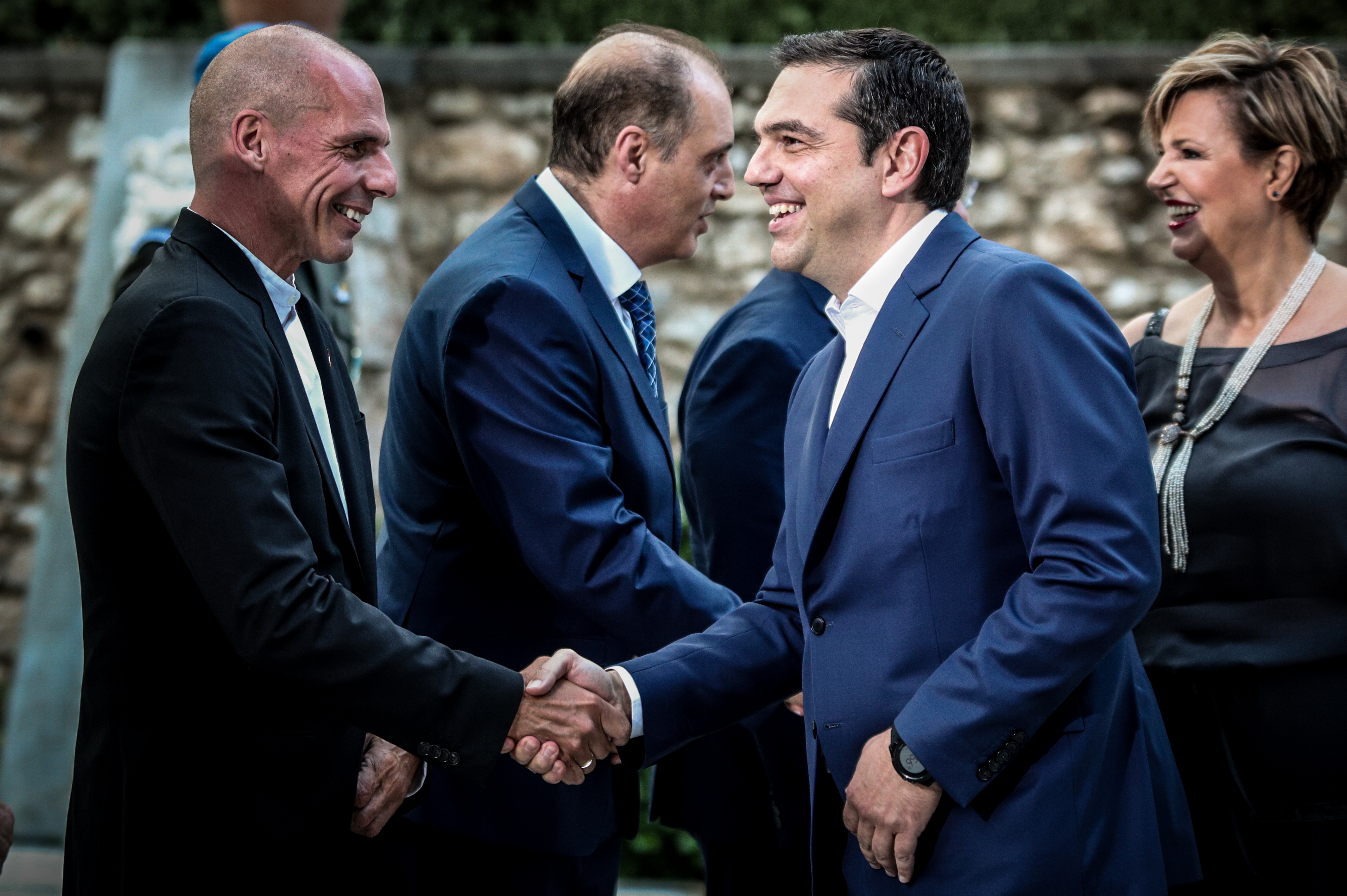 Τσίπρας – Βαρουφάκης: Η αμήχανη χειραψία στο Προεδρικό Μέγαρο (pics&vid)