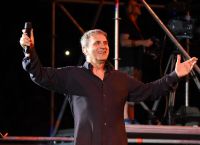 Εν Ερμουπόλει: Ο Γιώργος Νταλάρας τιμά τον Μάνο Ελευθερίου