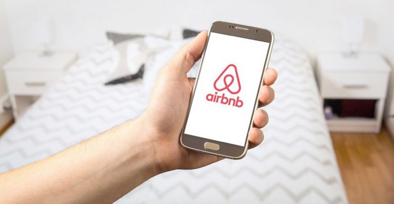 Airbnb: Σε πτωτική τροχιά τα έσοδα για τους ιδιοκτήτες και τους διαχειριστικές καταλυμάτων