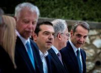 Από την επικοινωνιακή αφασία στον επικοινωνιακό ορυμαγδό Από την επικοινωνιακή αφασία στον επικοινωνιακό ορυμαγδό