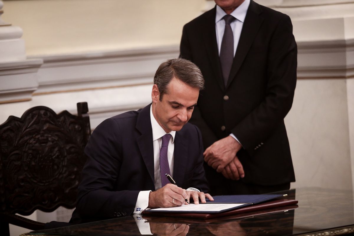Κυβέρνηση Μητσοτάκη: Τέλος οι προσλήψεις συγγενών – Μειώνονται γενικές γραμματείες και μετακλητοί υπάλληλοι