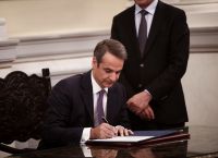Κυβέρνηση Μητσοτάκη: Τέλος οι προσλήψεις συγγενών – Μειώνονται γενικές γραμματείες και μετακλητοί υπάλληλοι