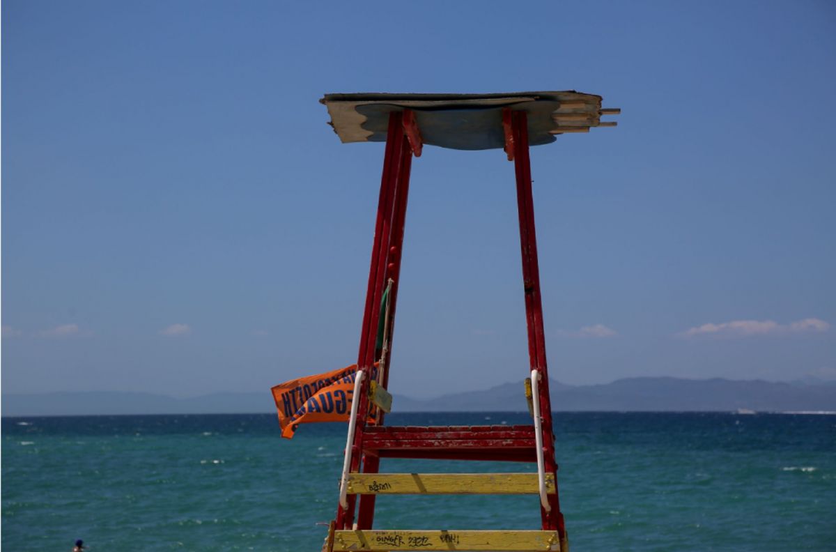 Αττική παραλίες: Πλήθος κόσμου από το πρωί στις οργανωμένες παραλίες