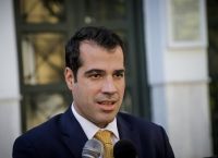 Θάνος Πλεύρης: Η βόλτα στα Εξάρχεια και οι ψίθυροι για το άβατο (vid)