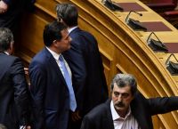 Παύλος Πολάκης – Άδωνις Γεωργιάδης: Αγκαλιάστηκαν στο εντευκτήριο της Βουλής