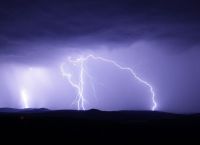 Καιρός σήμερα: Ο “Αντίνοος” φέρνει βροχές, καταιγίδες και χαλάζι