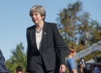 Τερέζα Μέι: Λικνίζεται στους ρυθμούς του “Dancing Queen” και γίνεται viral (vid)