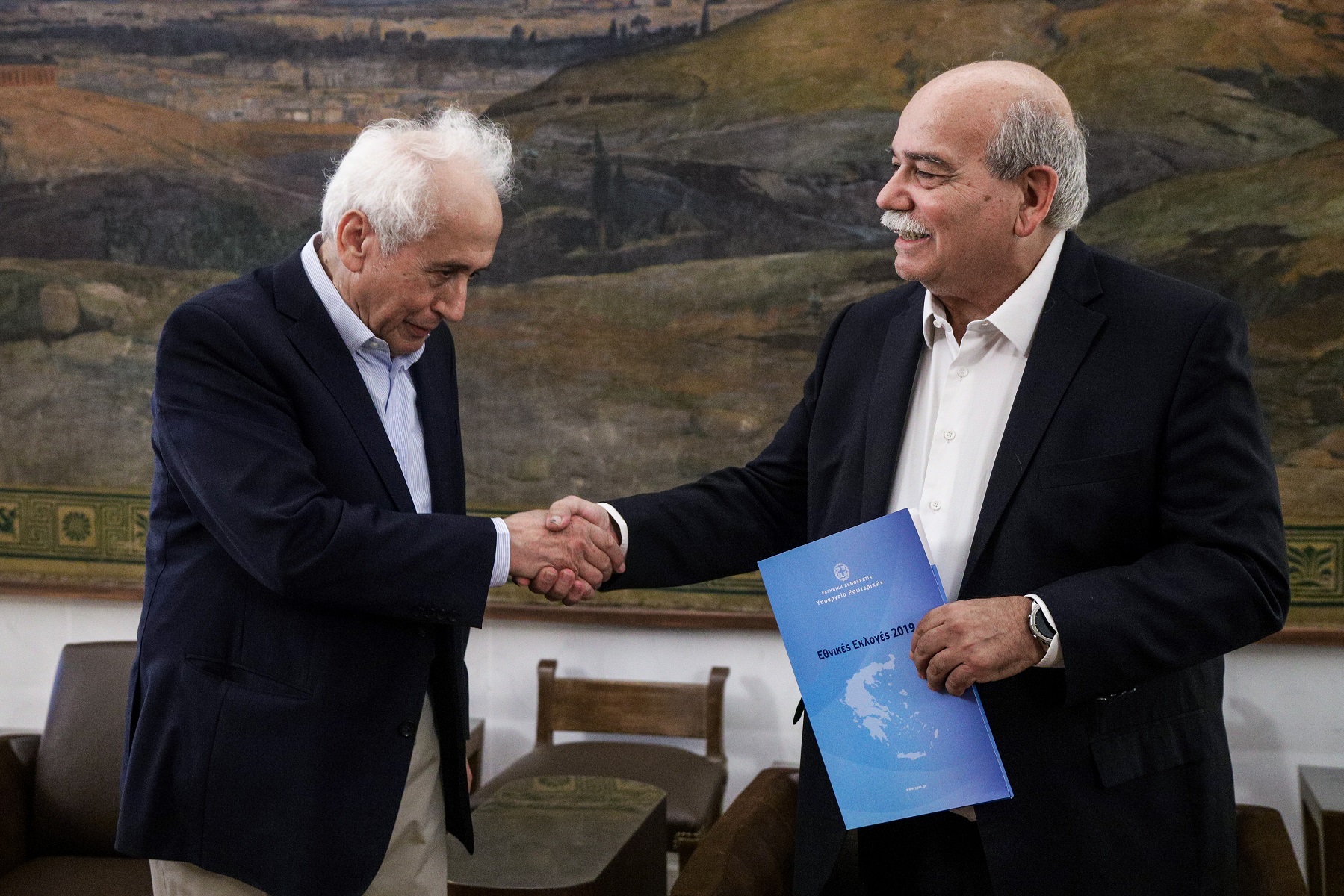 ΥΠΕΣ αποτελέσματα εκλογών: Παραδόθηκαν στον πρόεδρο της Βουλής και στον Παυλόπουλο