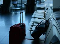 Ταξιδιώτης φόρεσε 15 μπλουζάκια για να μην πληρώσει υπέρβαρο και έγινε viral