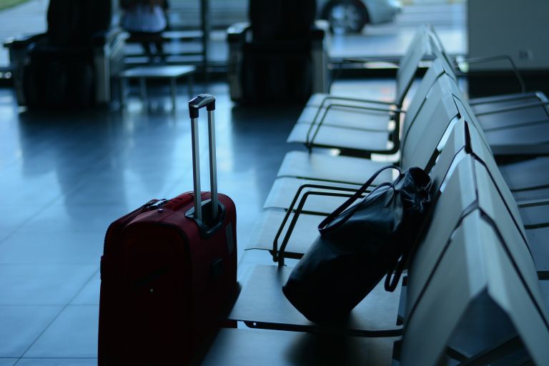 Ταξιδιώτης φόρεσε 15 μπλουζάκια για να μην πληρώσει υπέρβαρο και έγινε viral