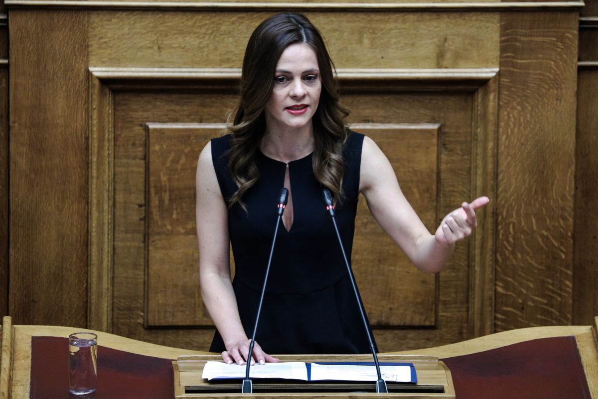 Έφη Αχτσιόγλου: Θα είμαστε απέναντι σε κάθε ενέργεια που θα υποβιβάσει δικαιώματα και εισόδημα