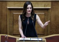 Έφη Αχτσιόγλου: Θα είμαστε απέναντι σε κάθε ενέργεια που θα υποβιβάσει δικαιώματα και εισόδημα