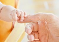Θήβα: Νεκρό κοριτσάκι 1,5 ετών – Εγκληματική αμέλεια από τους γονείς
