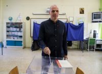 Γιάνης Βαρουφάκης: “Συγχαρητήρια σε αυτούς που σηκώθηκαν από τον καναπέ τους” (vid)