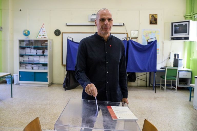 Γιάνης Βαρουφάκης: “Συγχαρητήρια σε αυτούς που σηκώθηκαν από τον καναπέ τους” (vid)