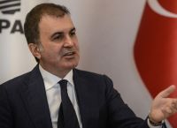 Τσελίκ Μακρόν: Επίθεση στον Γάλλο πρόεδρο από τον εκπρόσωπο του κόμματος του Ερντογάν