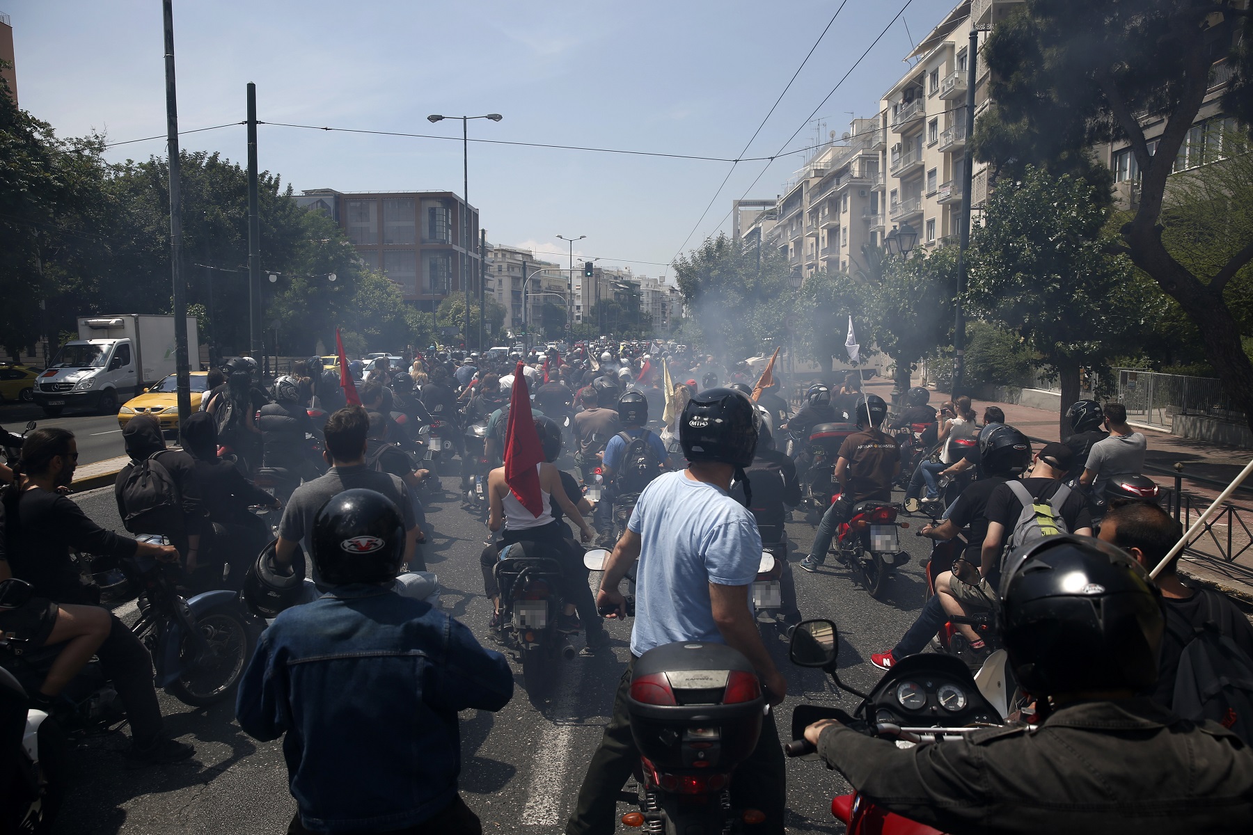 Viral: Ντελιβεράς αρνήθηκε να πάει τσιγάρα σε πελάτισσα και αυτή τον απείλησε (vid)