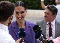 Νόνη Δούνια: “Τρέλανε” κόσμο με το ντύσιμό της στη Βουλή