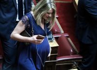 Βουλή: Η εγκυμονούσα βουλευτής που έκλεψε την παράσταση στην ορκωμοσία