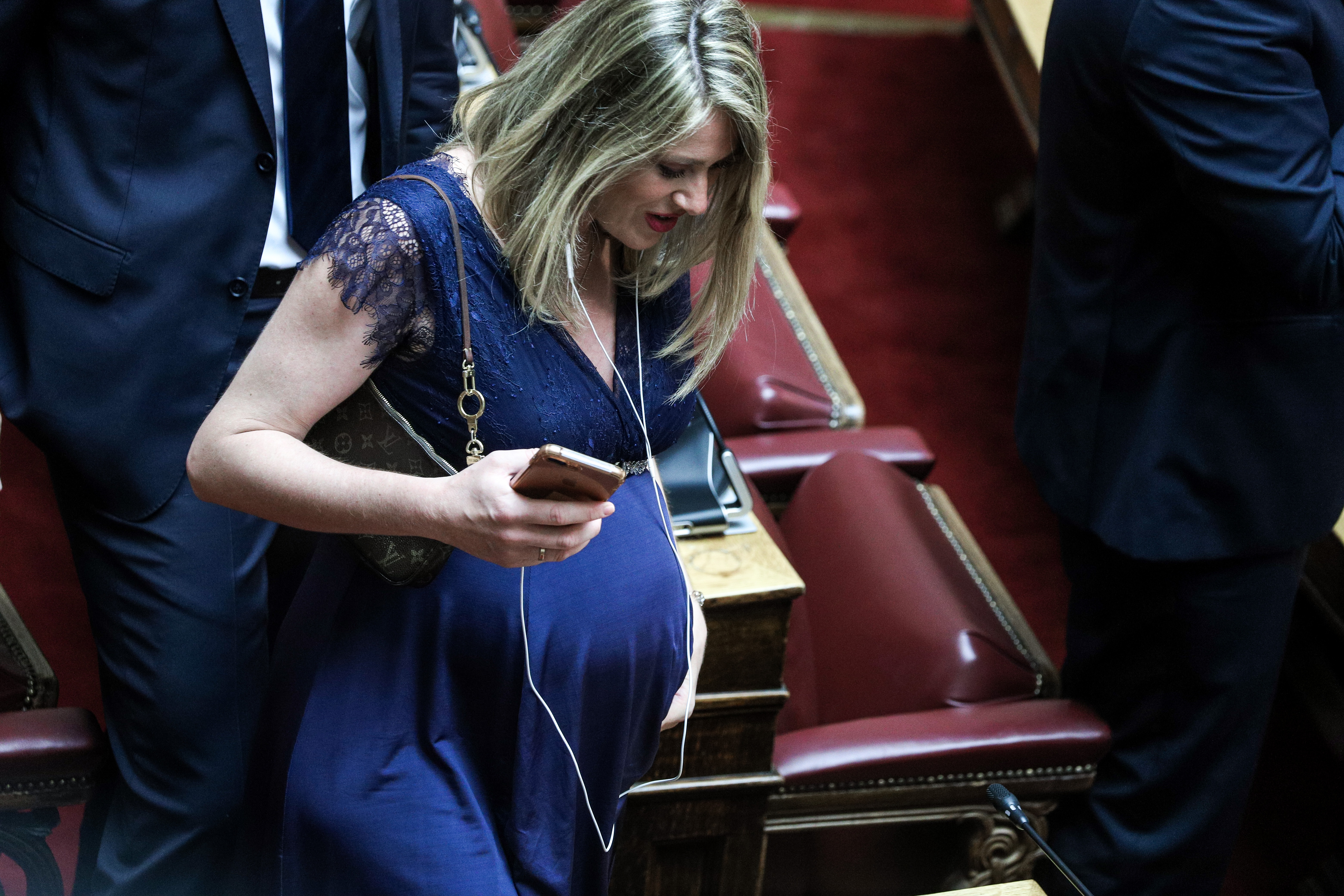 Βουλή: Η εγκυμονούσα βουλευτής που έκλεψε την παράσταση στην ορκωμοσία