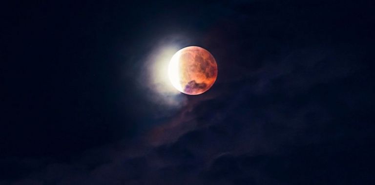 Πανσέληνος Ιουλίου 2019: Μερική έκλειψη σελήνης σήμερα – Που θα γίνει ορατή