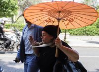 Ελένη Λουκά: Με πορτοκαλί ομπρέλα διαμαρτύρεται έξω από το Μαξίμου (pics)
