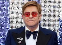 Έλτον Τζον: Συγκέντρωσε έξι εκατομμύρια δολάρια για τη μάχη κατά του AIDS