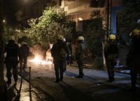 Εξάρχεια: Επίθεση αντιεξουσιαστών σε διμοιρία των ΜΑΤ – Τραυματίστηκε αστυνομικός