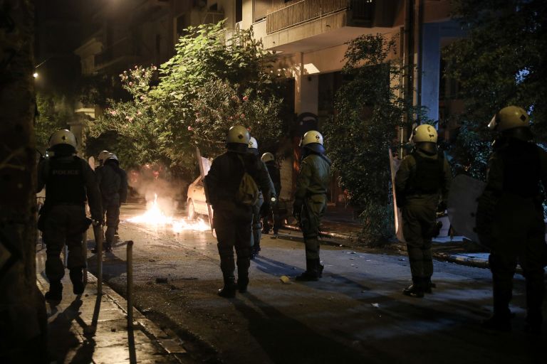 Εξάρχεια: Επίθεση αντιεξουσιαστών σε διμοιρία των ΜΑΤ – Τραυματίστηκε αστυνομικός