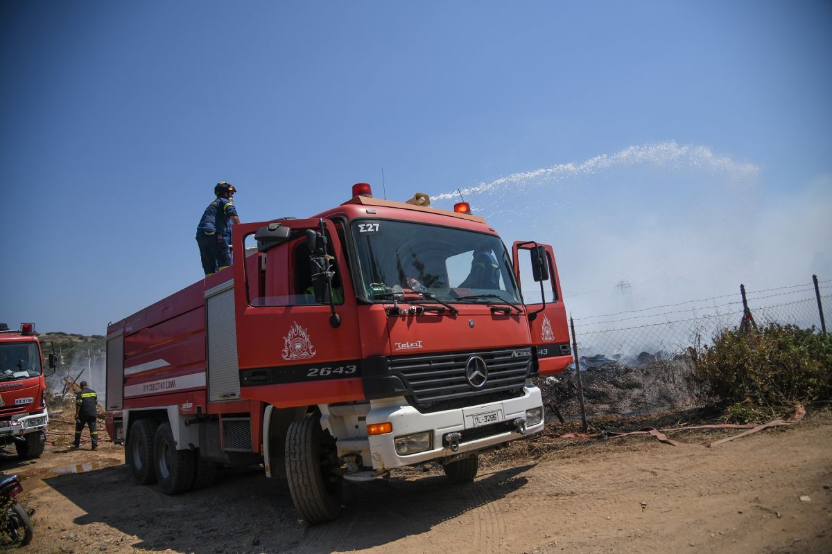 Φωτιά τώρα: Καίγεται το Κατράκειο Θέατρο Νίκαιας