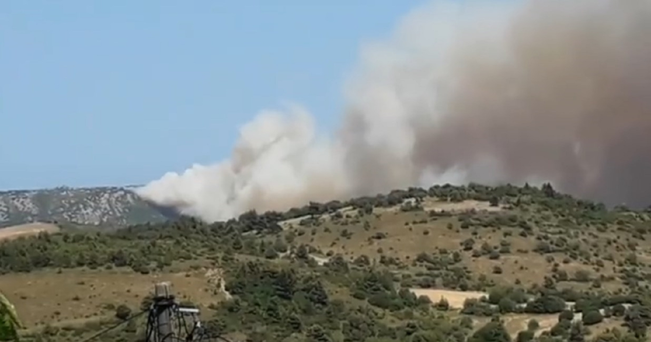 Φωτιά Τώρα: Μεγάλη πυρκαγιά στα Μανίκια Εύβοιας (vid)
