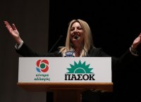 Φώφη Γεννηματά: «Είτε ψηφίσεις Τσίπρα είτε Μητσοτάκη βγαίνει Καραμανλής»