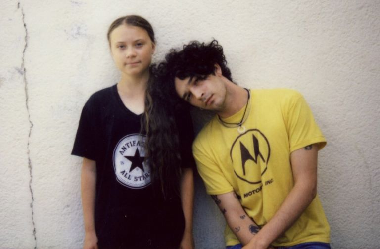 Γκρέτα Τούνμπεργκ – The 1975: Καλούν τον κόσμο σε “πολιτική ανυπακοή”