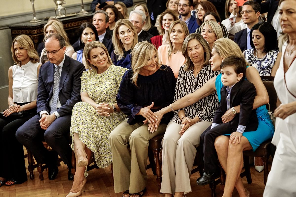 Ορκωμοσία νέας κυβέρνησης: Τι φόρεσαν οι σύζυγοι των υπουργών αλλά και οι γυναίκες υπουργοί