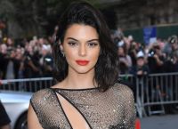 Kendall Jenner: Το μοναδικό “bottle cap challenge” της στη Μύκονο (vid)