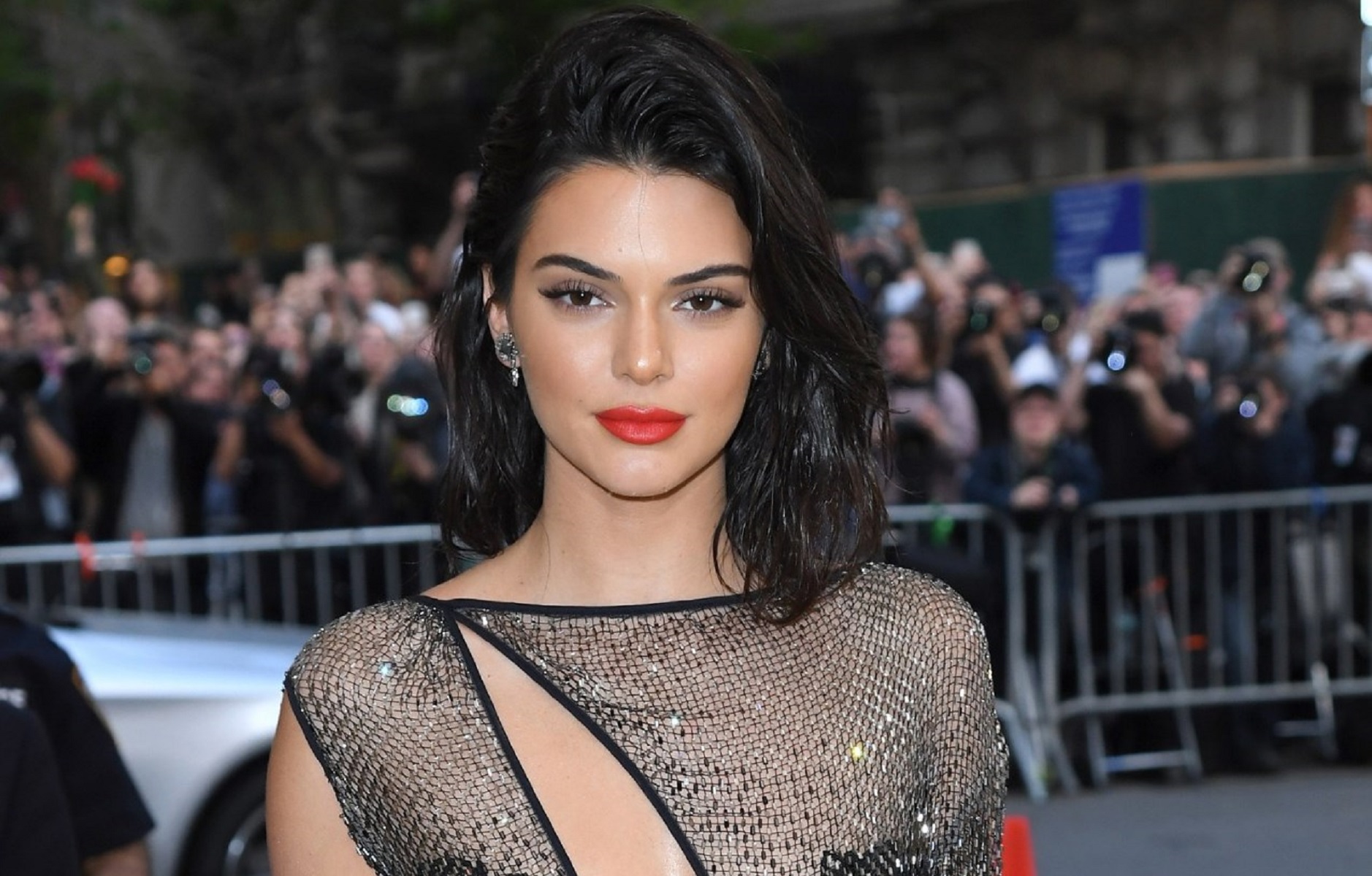 Kendall Jenner: Το μοναδικό “bottle cap challenge” της στη Μύκονο (vid)