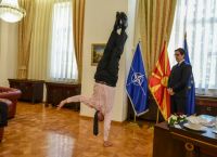 Νταν Οριάν: Ο πρέσβης του Ισραήλ έκανε κατακόρυφο μπροστά στον πρόεδρο της Βόρειας Μακεδονίας (pic)