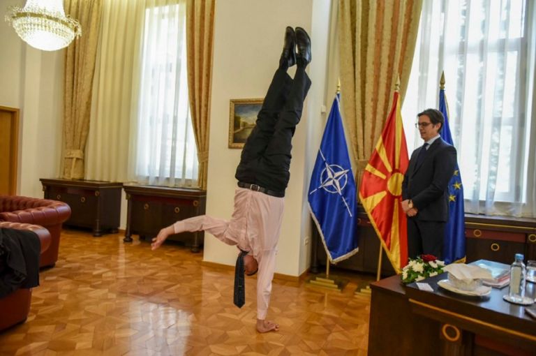 Νταν Οριάν: Ο πρέσβης του Ισραήλ έκανε κατακόρυφο μπροστά στον πρόεδρο της Βόρειας Μακεδονίας (pic)