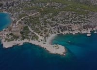 Κόγχη: Η κρυφή παραλία της Σαλαμίνας που θα σας ταξιδέψει στο Αιγαίο (vid)