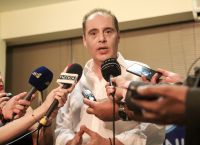 Κυριάκος Βελόπουλος: Η θήκη του κινητού του πήρε πάνω της τα φλας