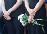 Μάτι: Τρισάγιο και επιμνημόσυνη δέηση για τα 102 θύματα της τραγωδίας
