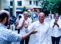 ΜέΡΑ25: Αγκαλιές, φιλιά και «χάι φάιβ» από τον Βαρουφάκη για την είσοδο στη Βουλή (pics) ΜέΡΑ25: Αγκαλιές, φιλιά και «χάι φάιβ» από τον Βαρουφάκη για την είσοδο στη Βουλή (pics)