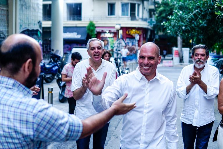 ΜέΡΑ25: Αγκαλιές, φιλιά και “χάι φάιβ” από τον Βαρουφάκη για την είσοδο στη Βουλή (pics)