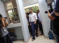 Νέα Δημοκρατία: Η στιγμή της έντασης στο εκλογικό κέντρο που ψήφισε ο Κυριάκος Μητσοτάκης (vid)